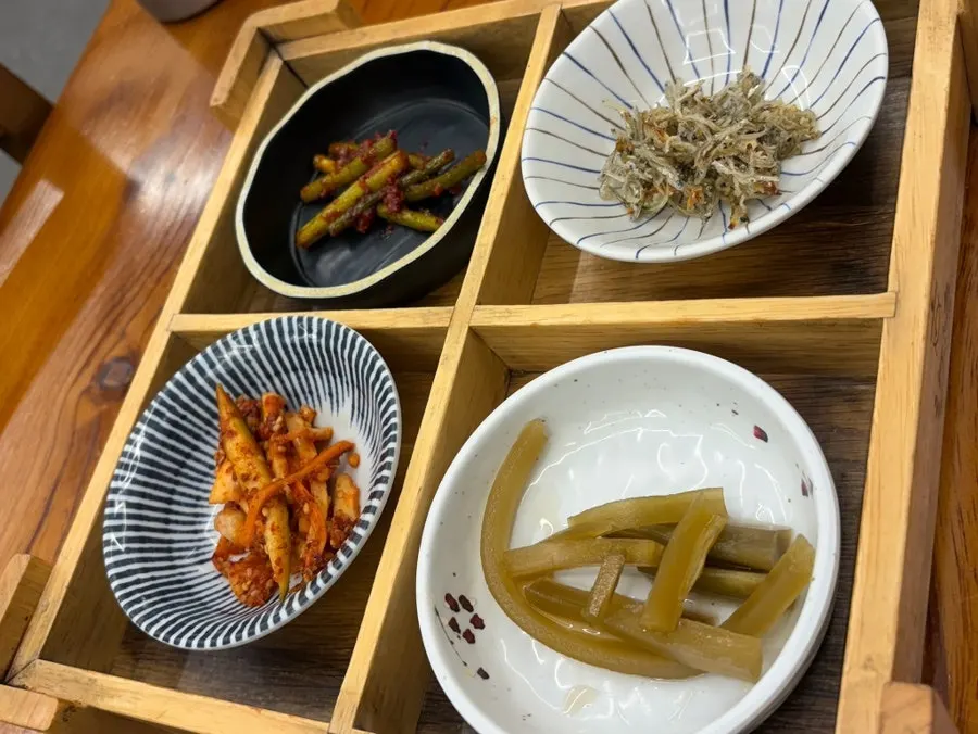 솥밥과 곁들이는 밑반찬 접시들