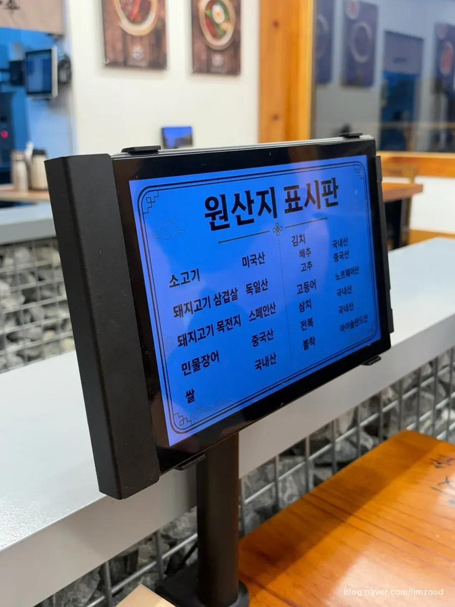 솥밥을 그릇에 덜어낸 모습