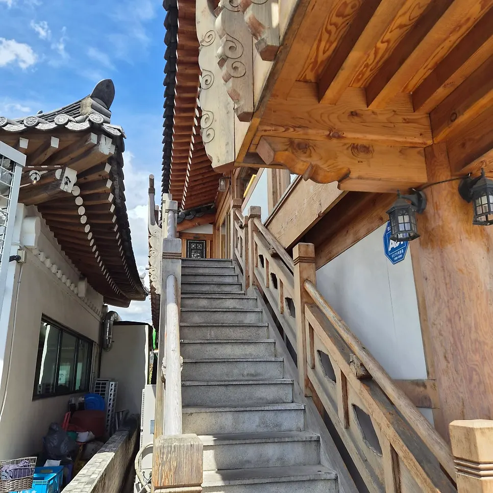Fully booked first floor of Handa Sot Gyeongju during lunch hour