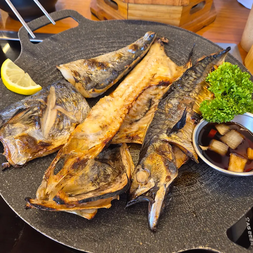 Wood-fired grilled fish placed on the warming grill at Handa Sot
