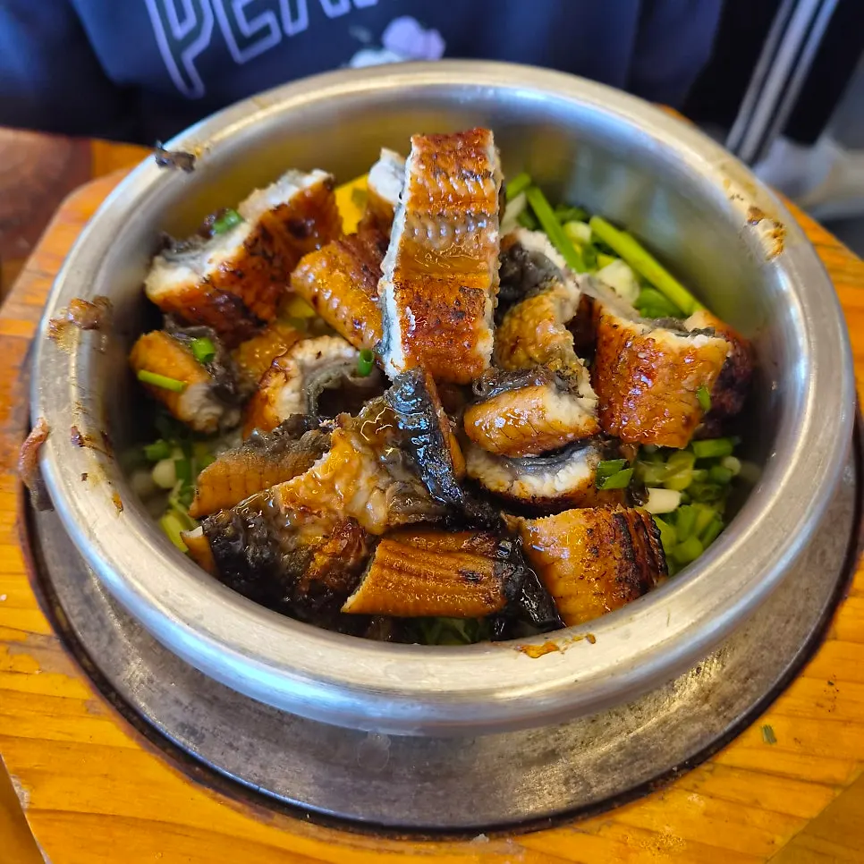 Table setting for the charcoal-grilled eel hot pot rice