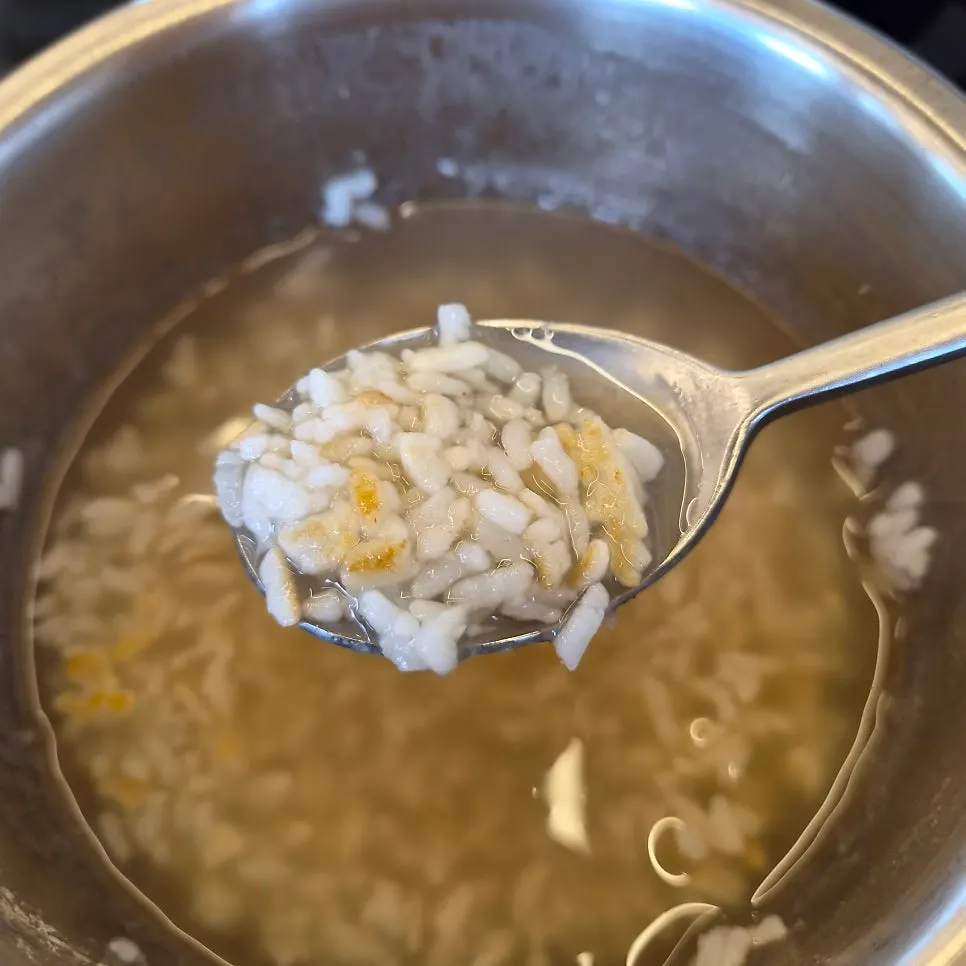 Hot pot rice mixed with eel sauce and scorched rice