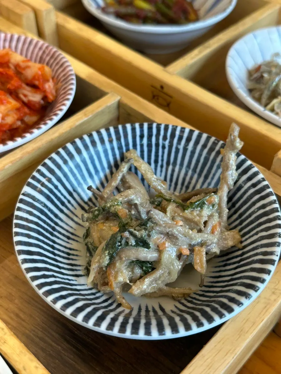 上品に並べられた小皿おかず