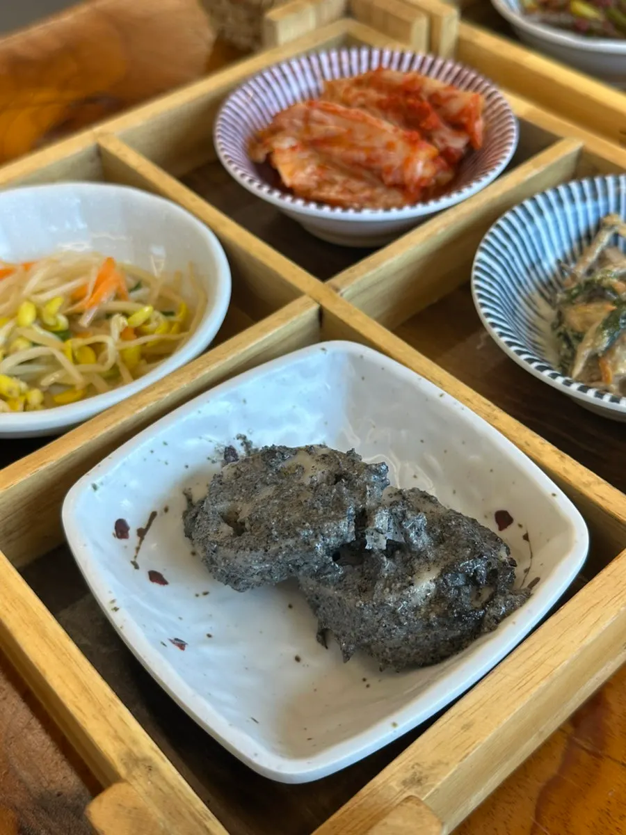 キノコの和え物や黒ごまレンコン焼きなどのおかず