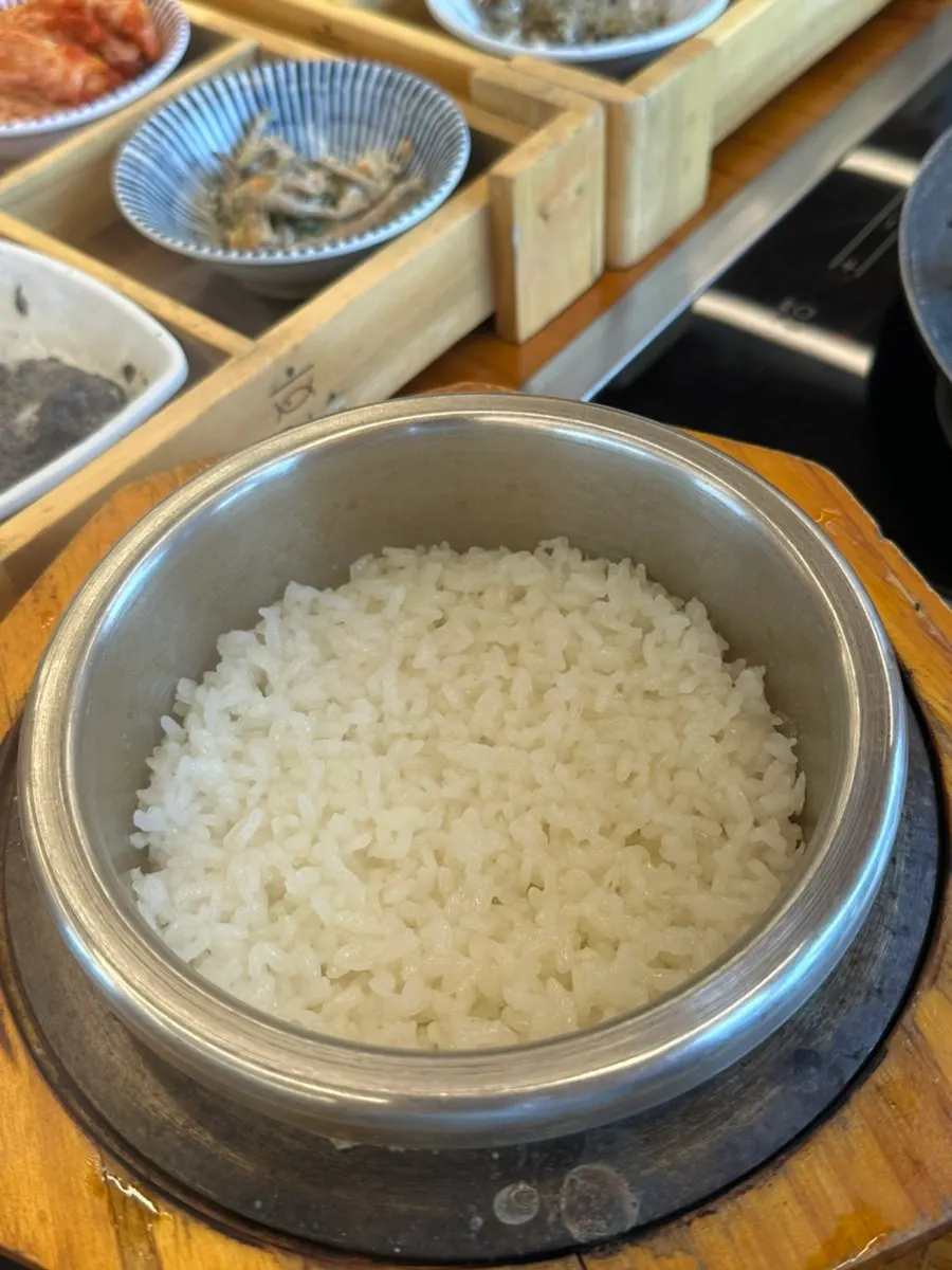 焼き魚と釜飯、わかめスープが並ぶ一膳