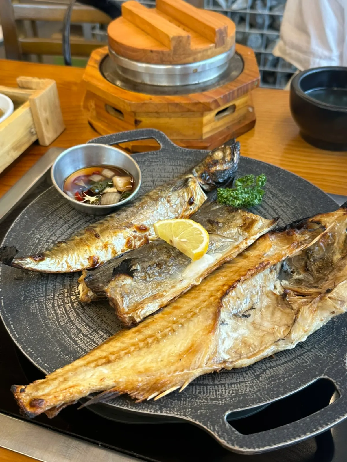 蓋を開けた炊きたての釜飯