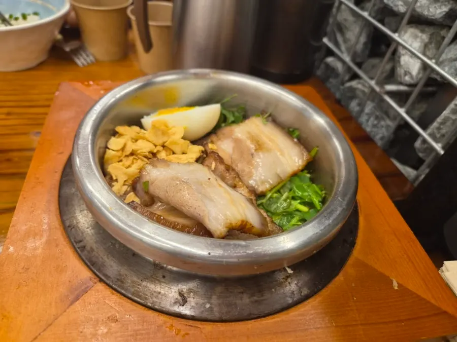 큼직한 장어가 올라간 직화장어구이 솥밥