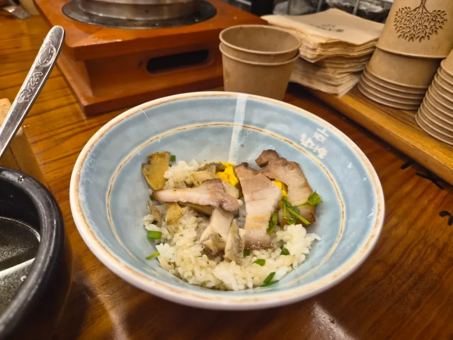 두툼하게 썰린 통삼겹 간장조림 솥밥