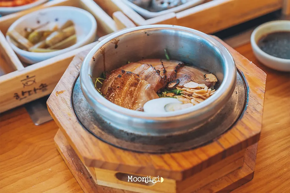 Introduction to a meal at Handa Sot in Gyeongju
