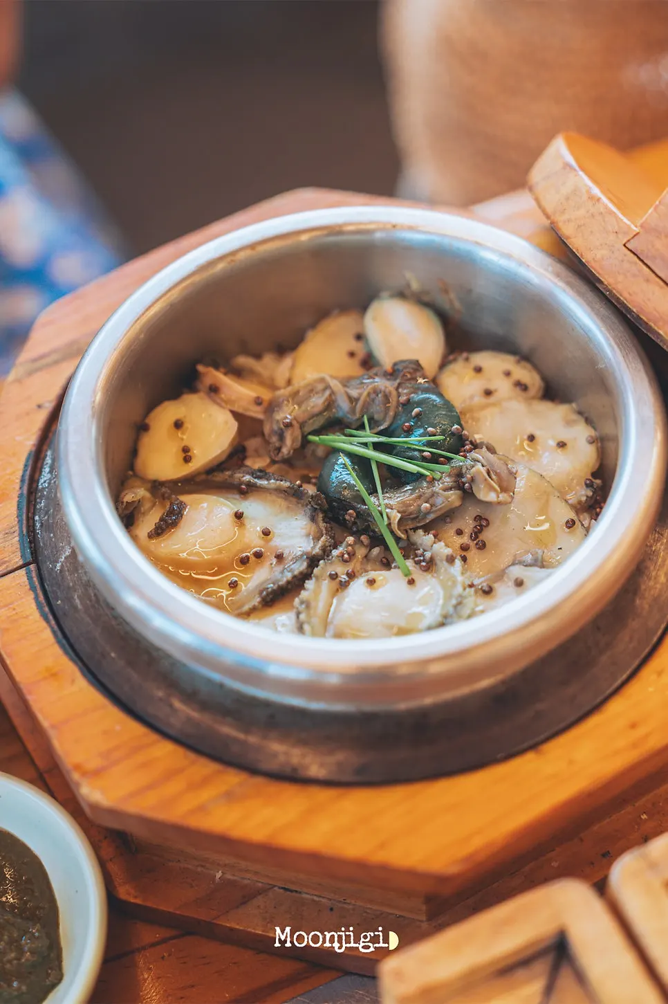 Introduction to hot-pot rice at Handa Sot in Gyeongju