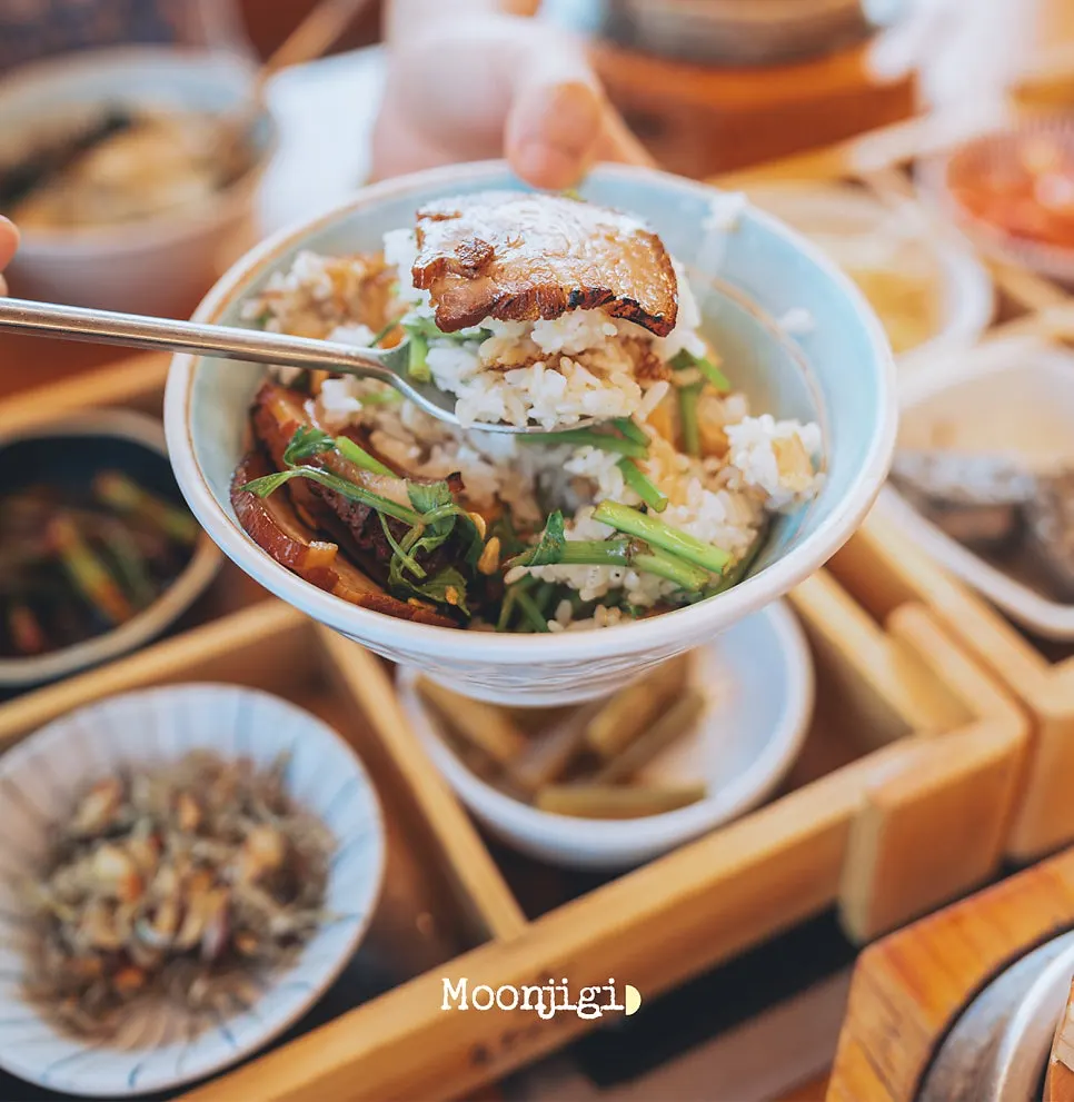 Soy-braised whole pork belly hot-pot rice