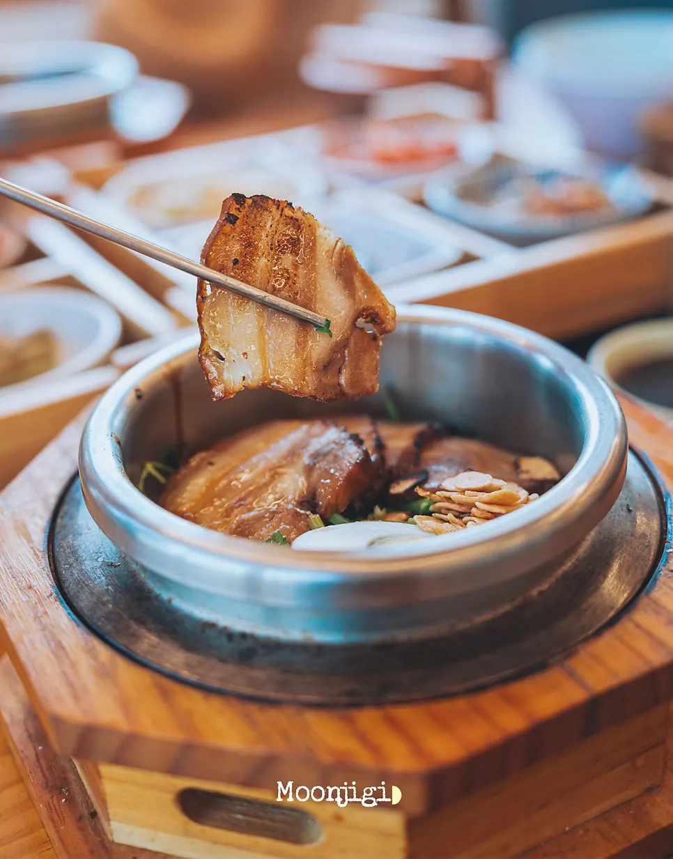 Hot-pot rice with minari and garlic flakes