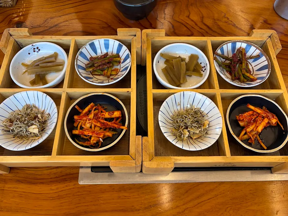 2층 테이블에 차려진 한상