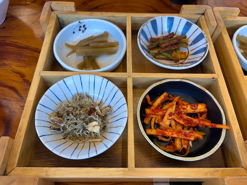 접시에 담긴 밑반찬 궁채와 멸치볶음