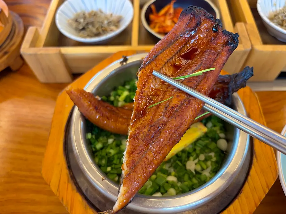 파 썰어 넣은 밥 위의 장어