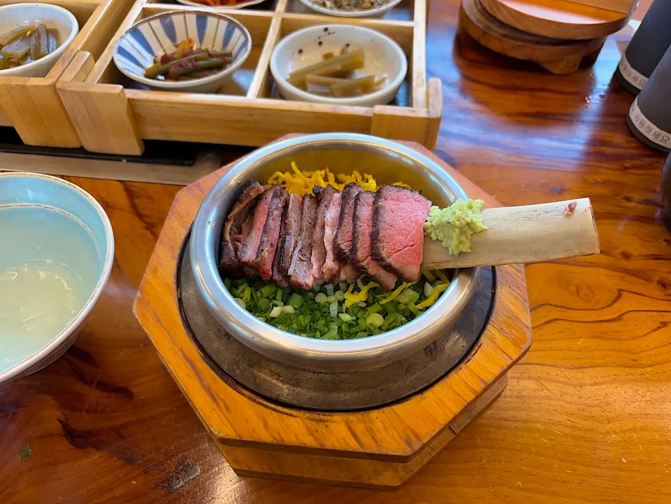 뼈에 올려 나온 우대갈비솥밥