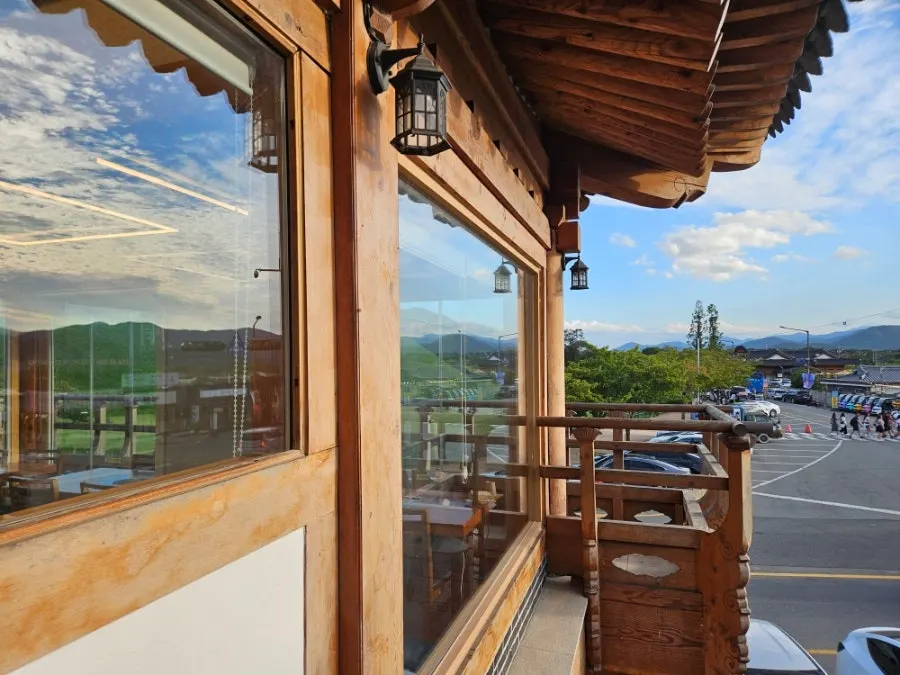 Scenery around the restaurant with a view of Gyeongju's royal tombs