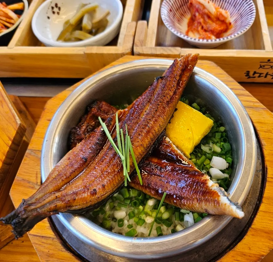 A full charcoal-grilled eel stone-pot rice set
