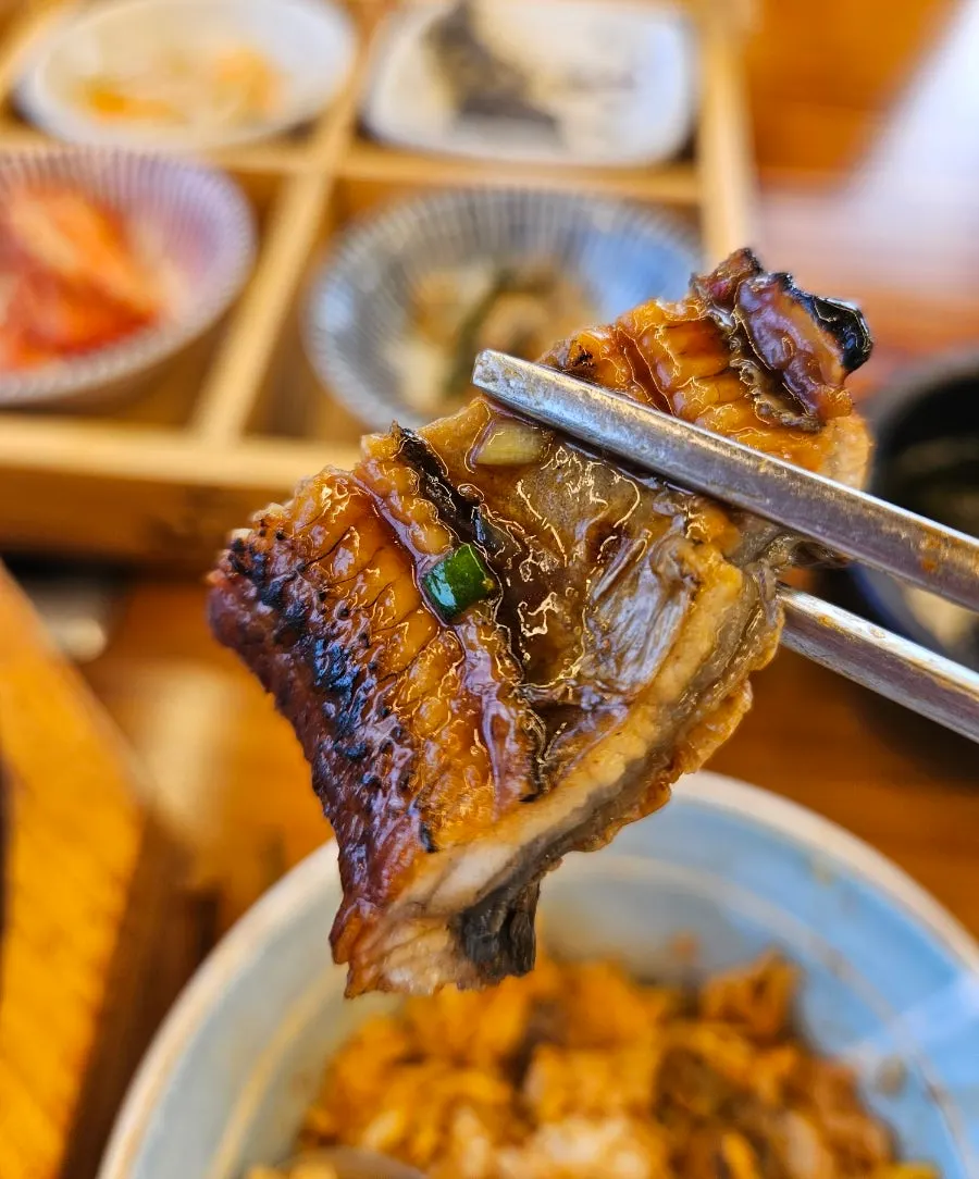 Fluffy rice and charcoal-grilled eel stone-pot rice