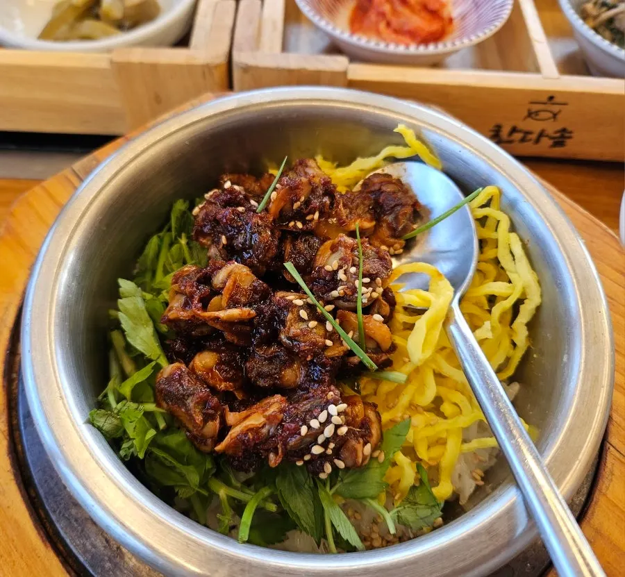 꼬막 비빔 솥밥 메뉴