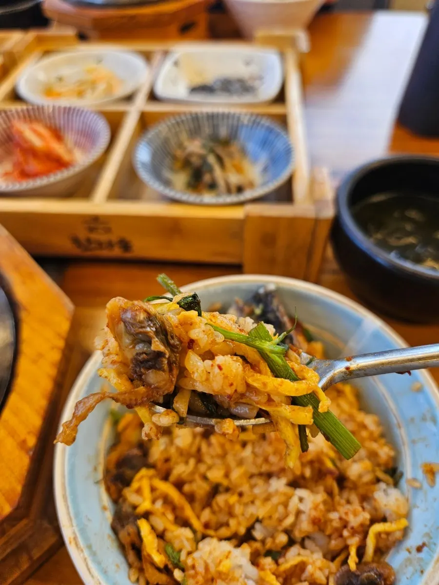 Cockle bibimbap stone-pot rice to mix before eating
