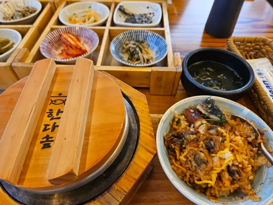 Making nurungji with warm water after stone-pot rice