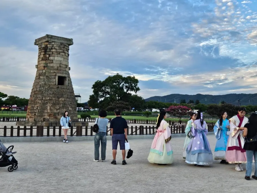 Walking route to Cheomseongdae after the meal