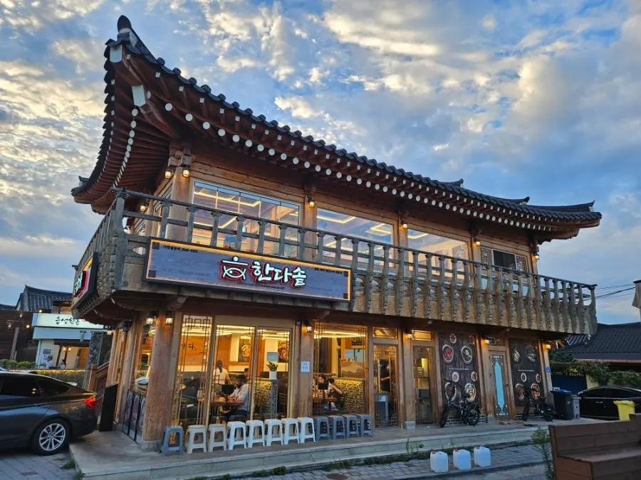 A Gyeongju stone-pot rice meal finished with nurungji