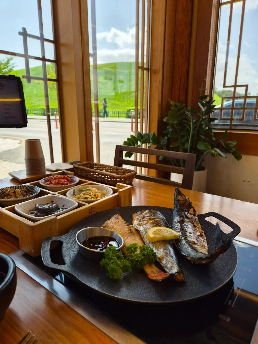 Wood-fired grilled-fish set with three kinds of fish