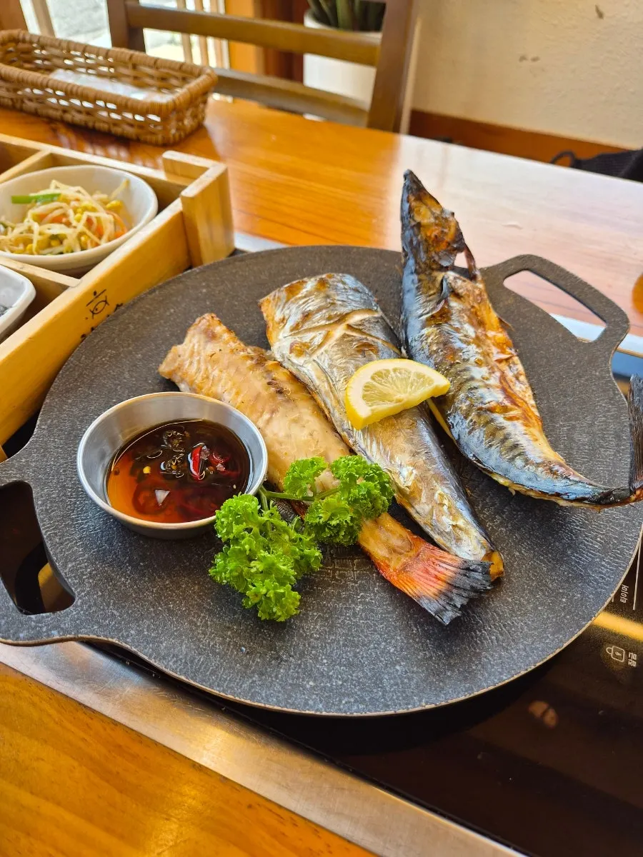 Three kinds of grilled fish served with pot rice