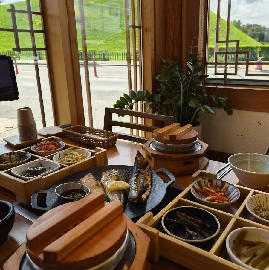 Eight-side-dish grilled fish set at Handa Sot on Gyeongju’s Hwangridan-gil