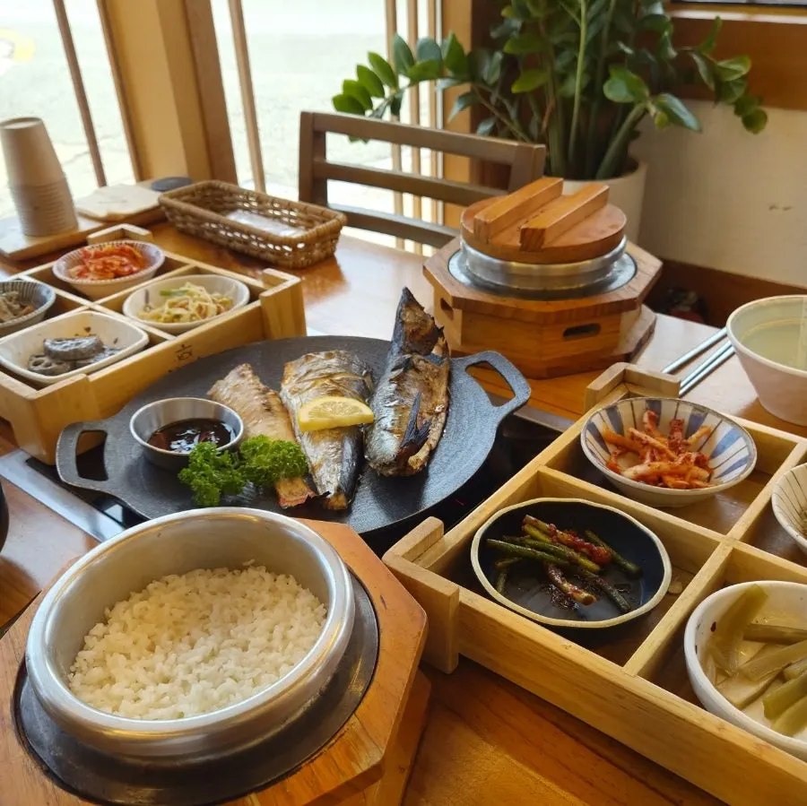 Grilled fish and pot rice with a Gyeongju view