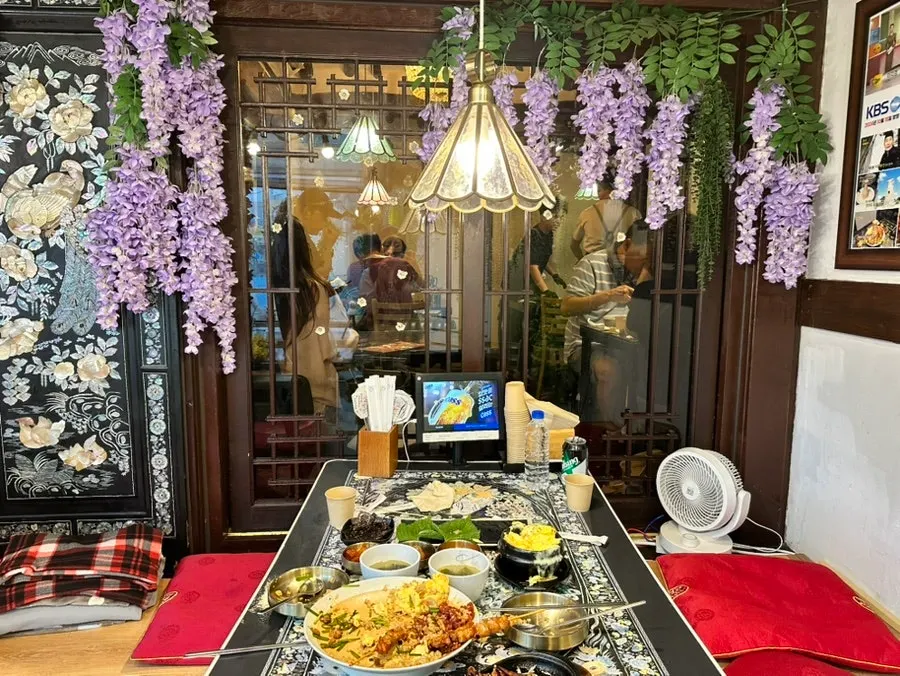 Table seating at Hwangnam Dukkebi Restaurant