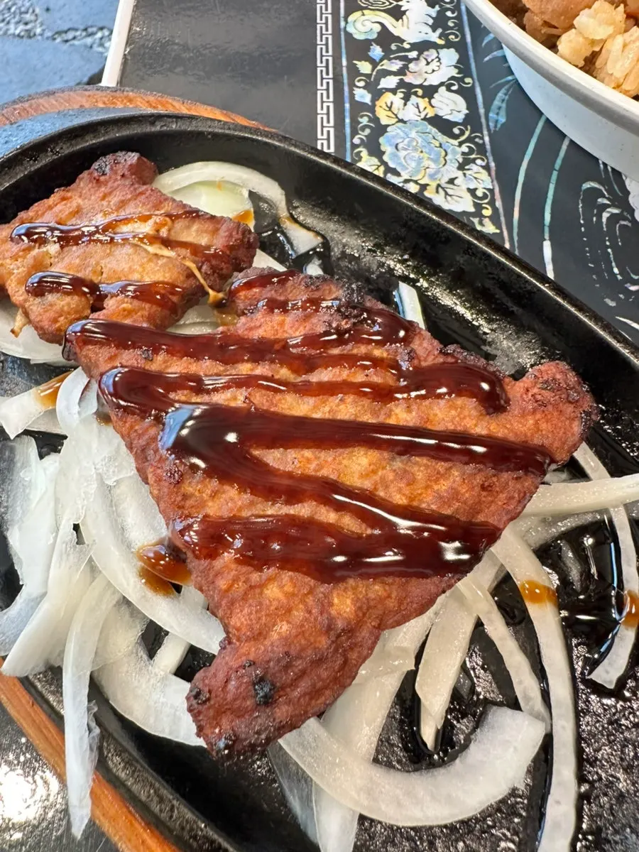 Charcoal-grilled chicken skewers from the set