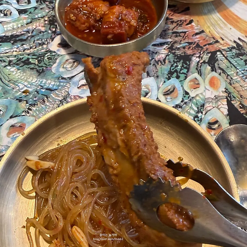 Aged kimchi rib picked up with tongs