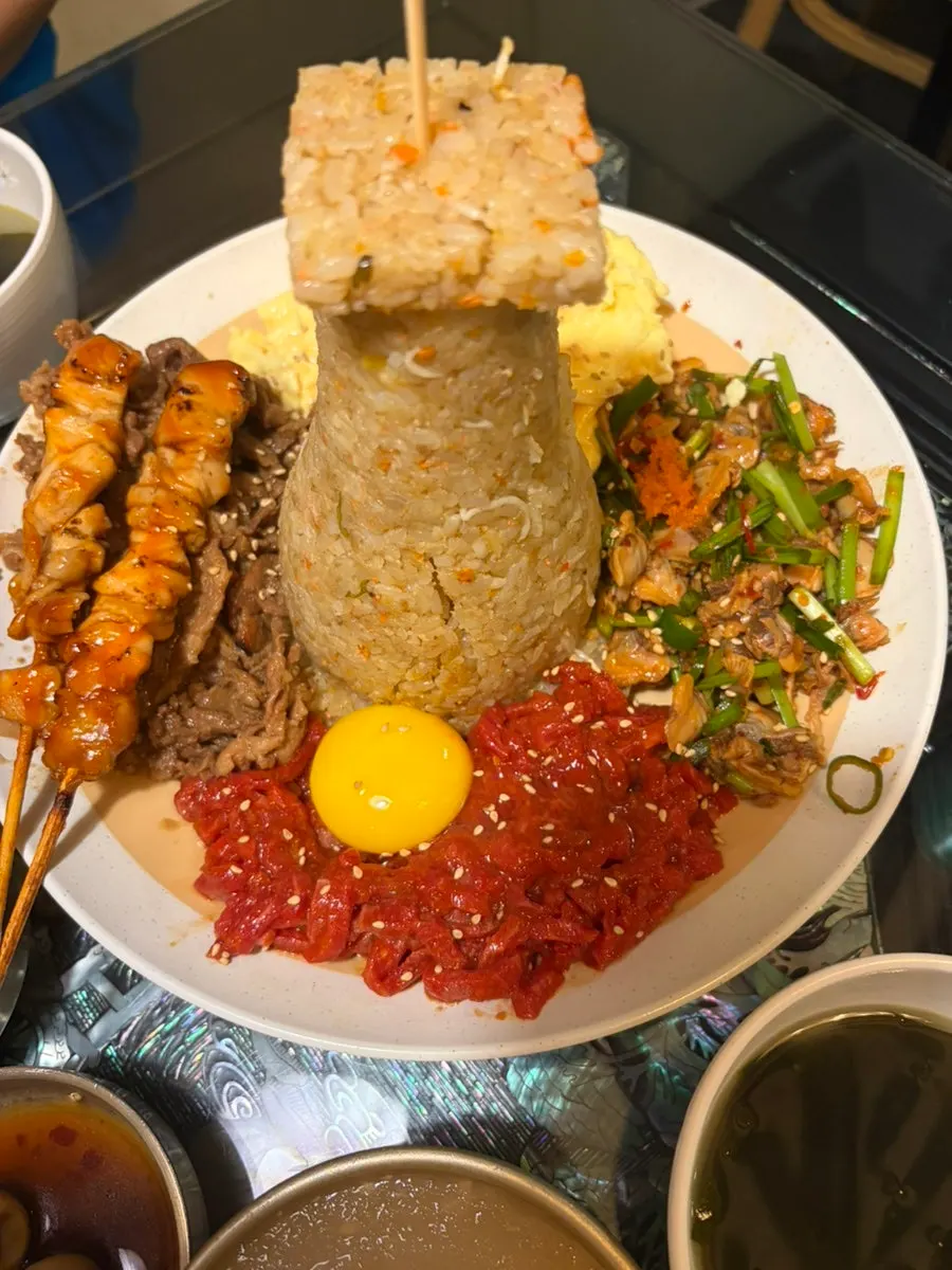 瞻星台の形のチャーハンとおかずの構成