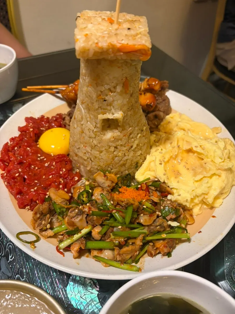 瞻星台の形に盛られたチャーハンのクローズアップ