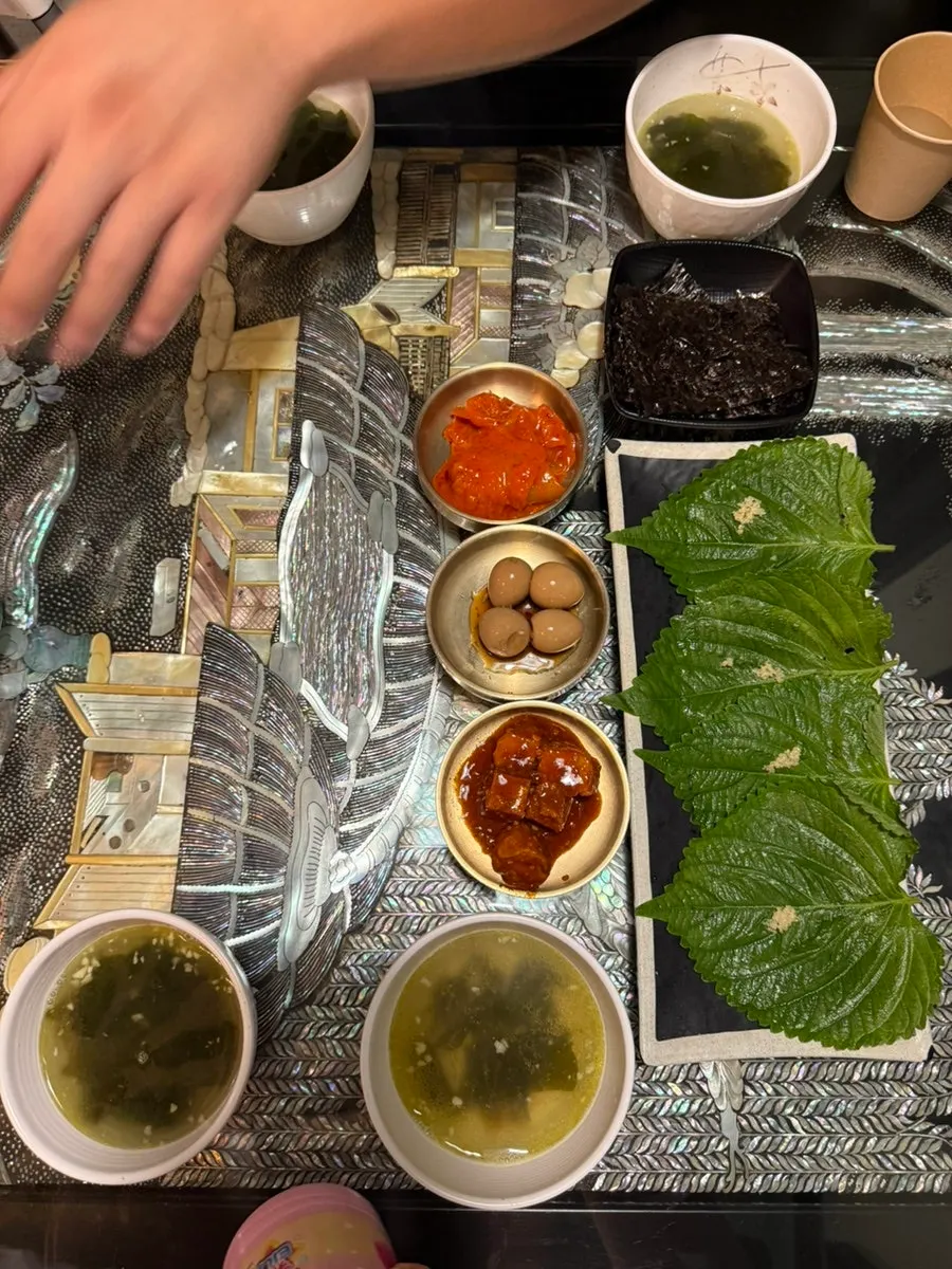 The ordered Cheomseongdae 7-dish set spread on the table