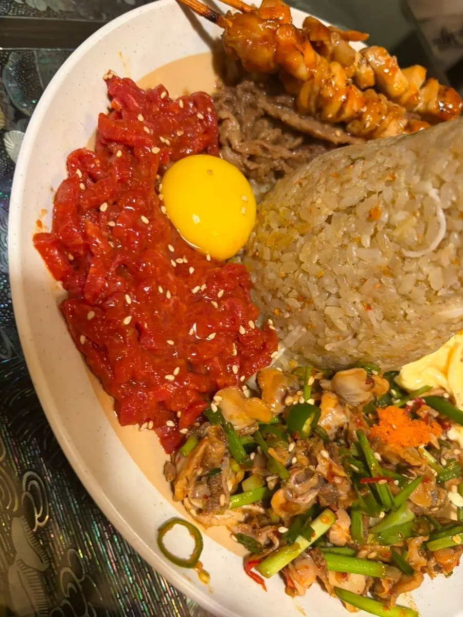 チャーハンの周りを囲む料理たち