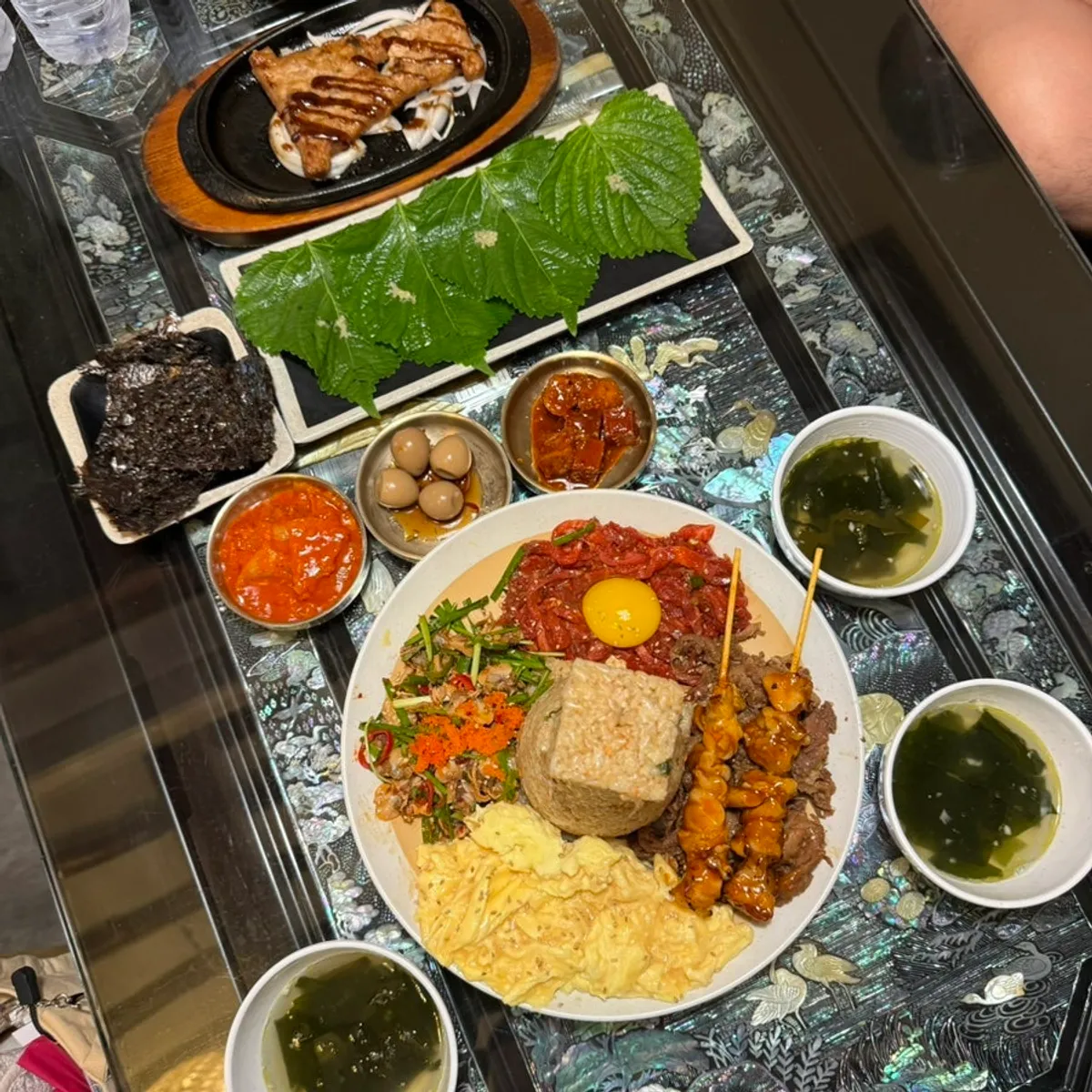 The 7-dish set topped with Cheomseongdae-shaped crab fried rice