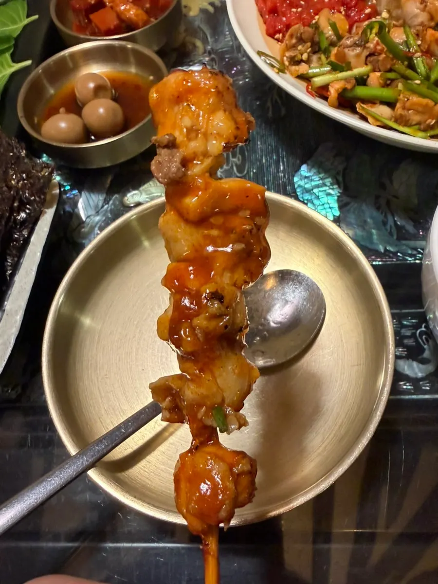 炭火鶏串が乗ったセットの一部