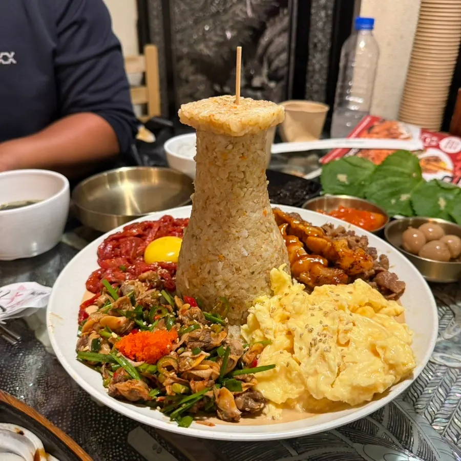 Close-up of the crab fried rice shaped like Cheomseongdae