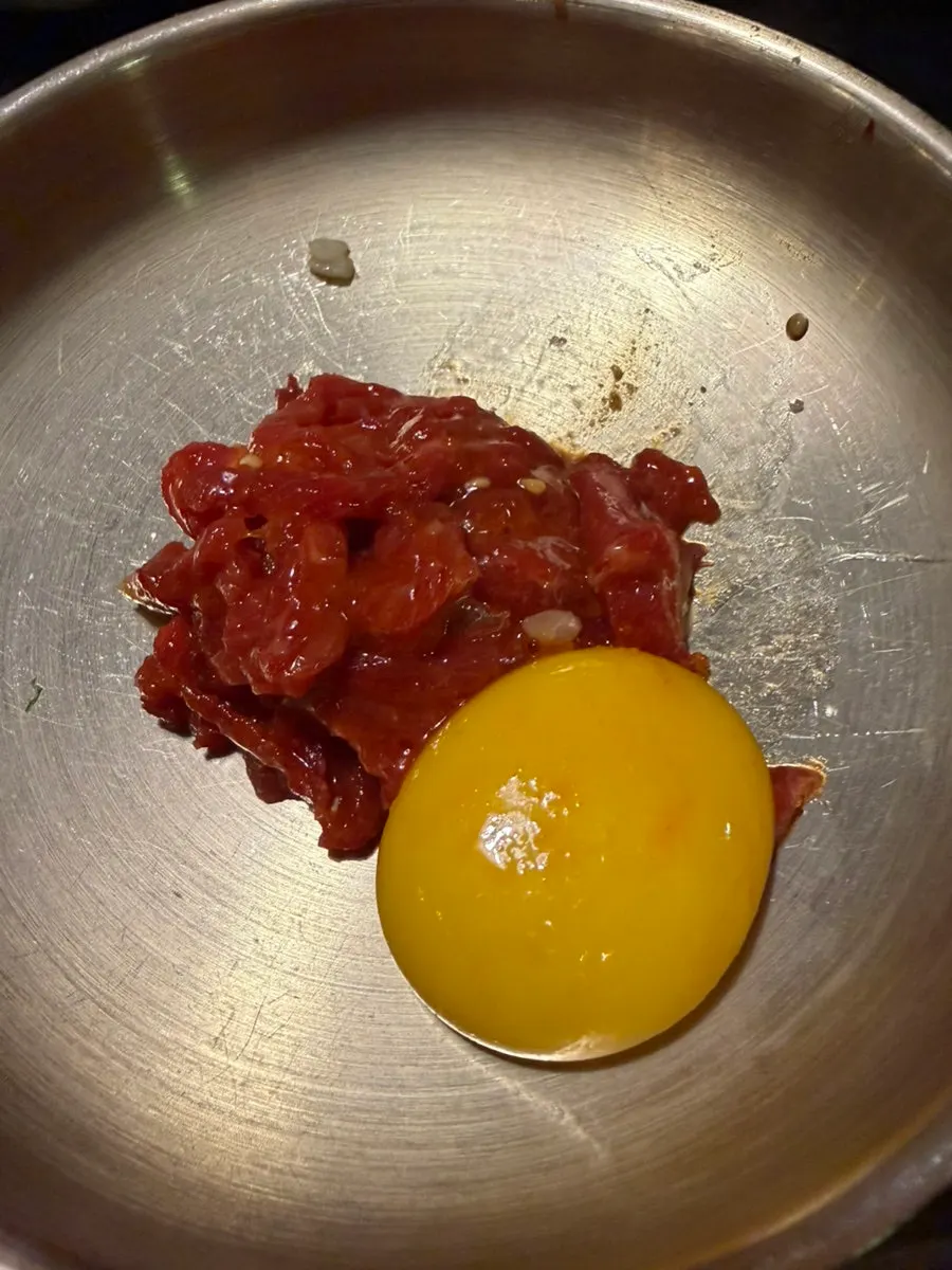 卵黄を乗せたユッケ