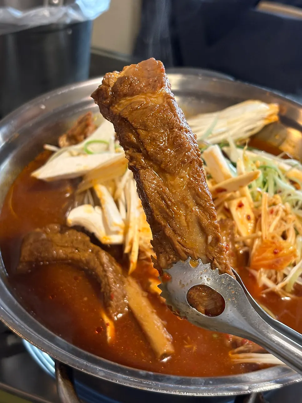 한우육회비빔밥과 왕릉계란찜이 놓인 테이블