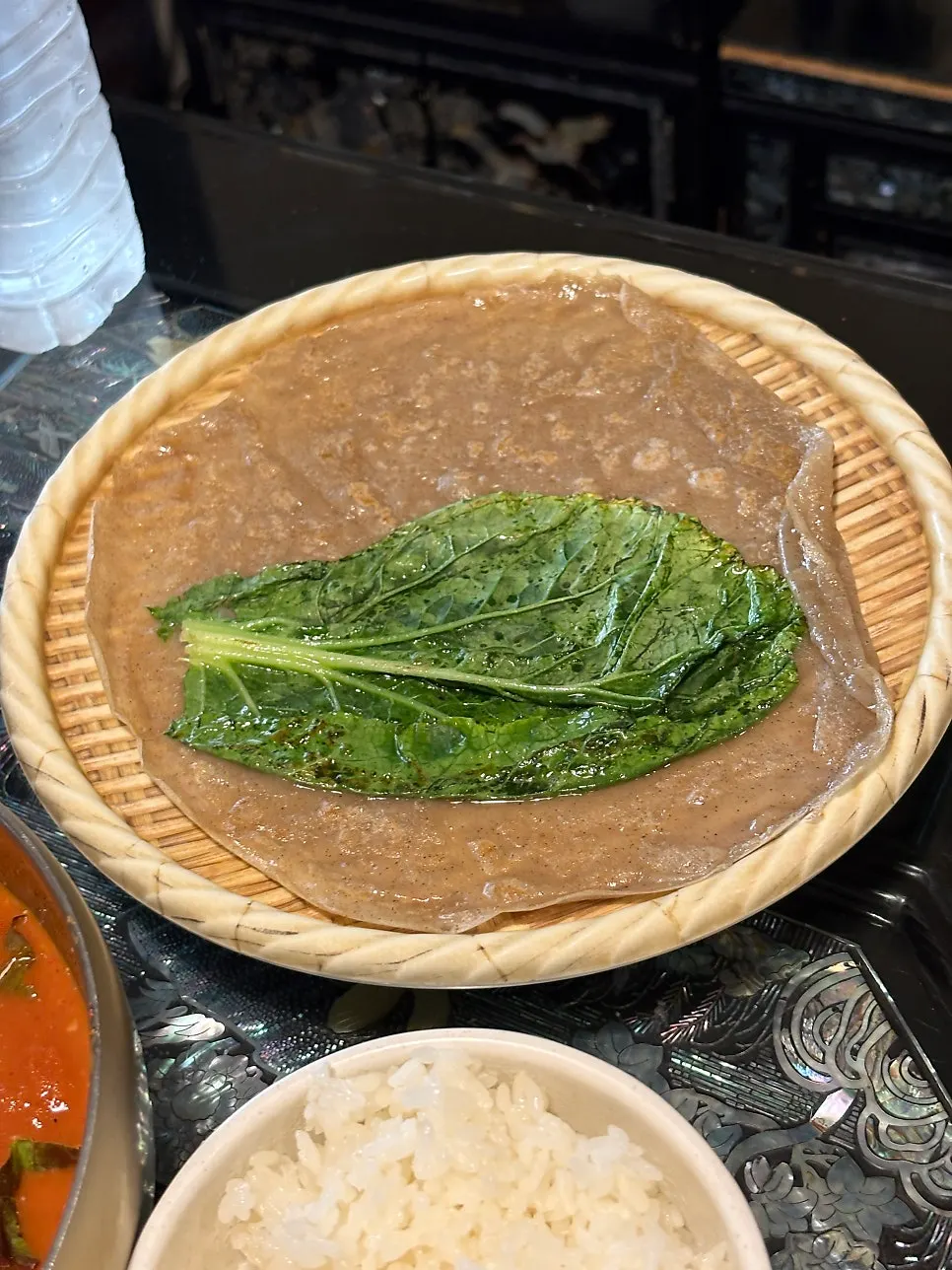 한 상 가득 차려진 세 가지 메뉴