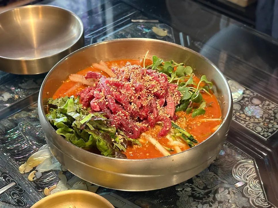 선홍빛 한우 육회가 올라간 육회비빔밥