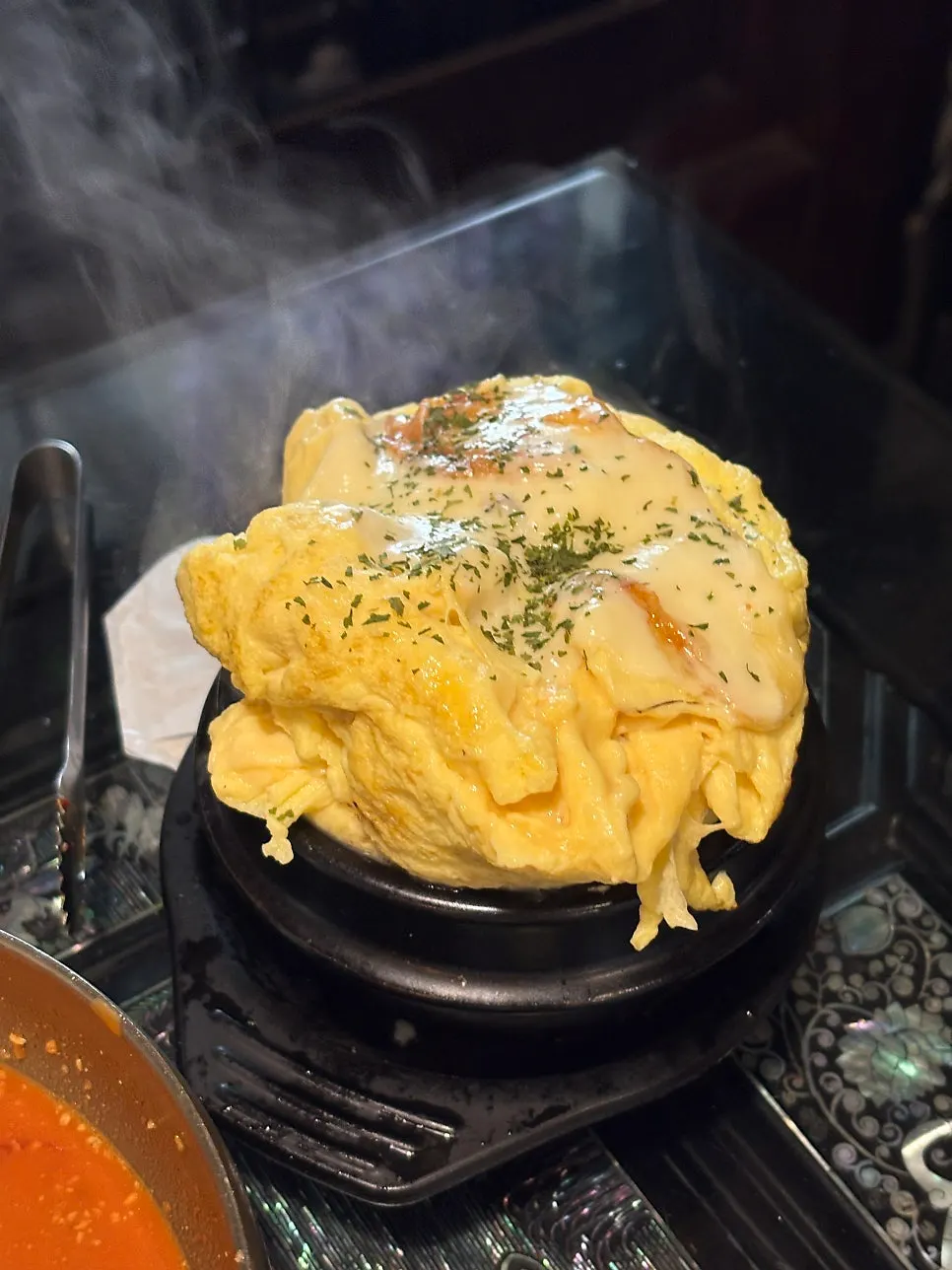 뚝배기 위로 부풀어 오른 왕릉계란찜