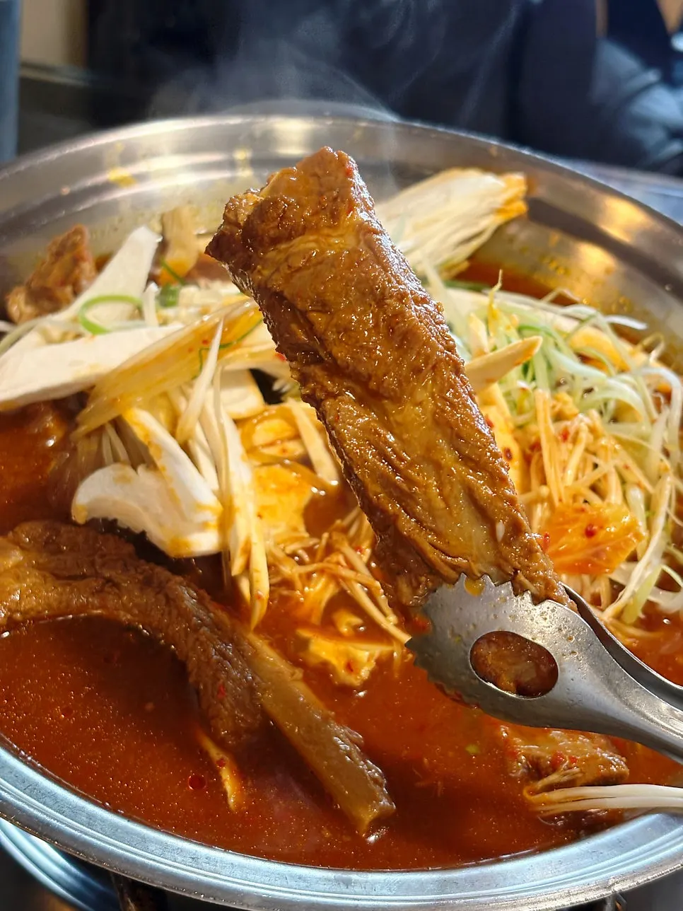 묵은지에 싼 등갈비 살코기 한 점