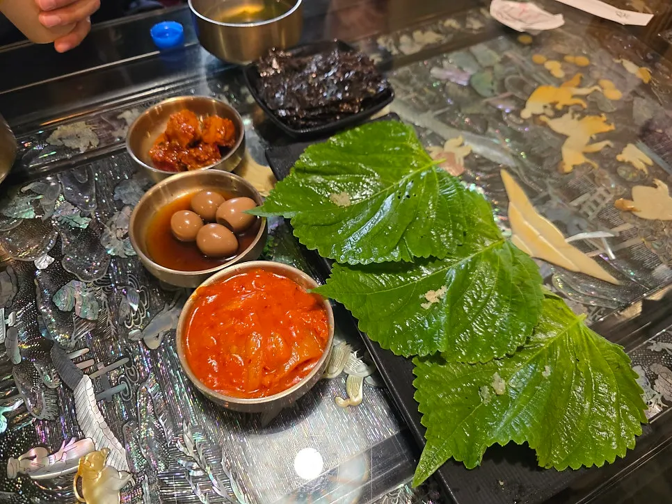 The 7-piece set centered on Cheomseongdae-shaped crab fried rice
