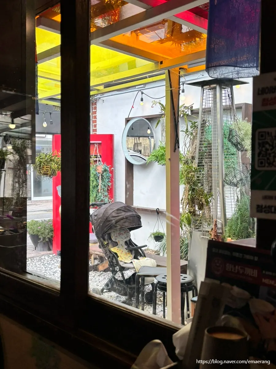 Space in front of the restaurant for strollers and suitcases